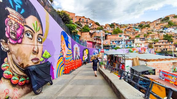 day trip in comuna 13 medellin with colorful buildings